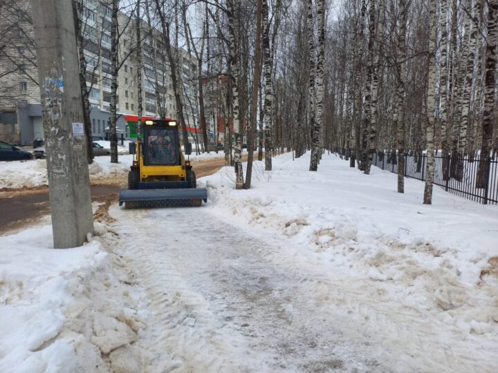 Новый ледоскалыватель применили на улицах Сыктывкара